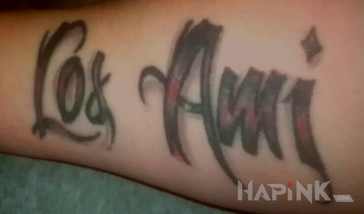 Tattoo Umre smiejąc sie in lettering motif on the forearm
