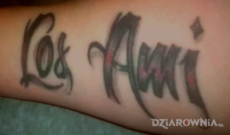 Tatuaż umre smiejąc sie w motywie napisy na przedramieniu