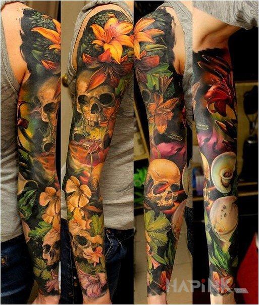 Tattoo Czaszki wśród zieleni in colorful motif and realistic style on the upper arm