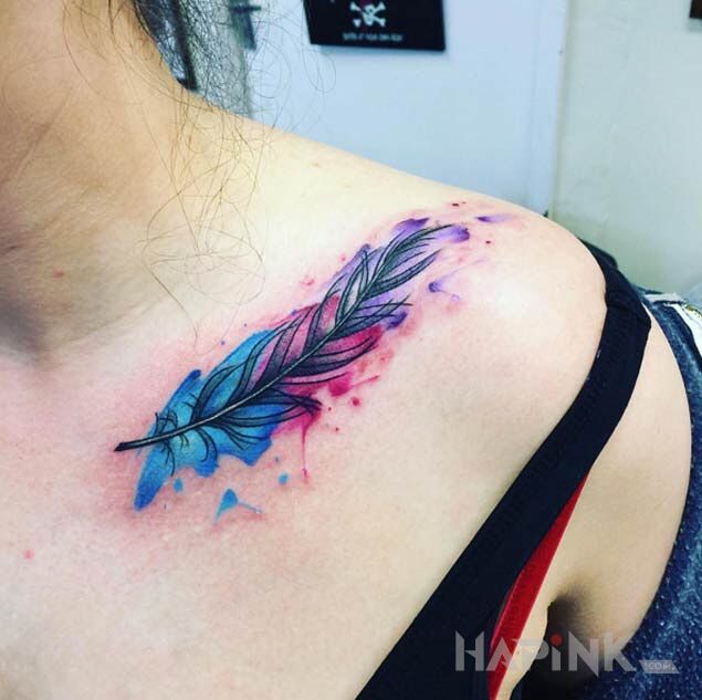 Tattoo Fioletowe pióro in colorful motif and Watercolor style on the collarbone