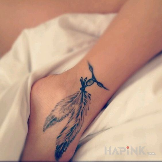 Tattoo Dwa piórka in Indian motif and realistic style on the foot