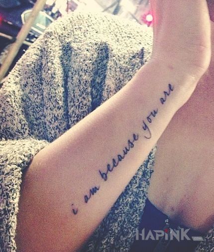 Tattoo Czemu jestem? in lettering motif and calligraphy style on the forearm