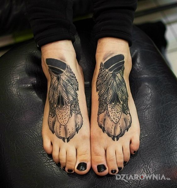 Tatuaż królicze łapki w motywie czarno-szare i stylu graficzne / ilustracyjne na stopie