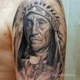 Tatuaż Portret Indianina na ramieniu motyw: twarze styl: realistyczne