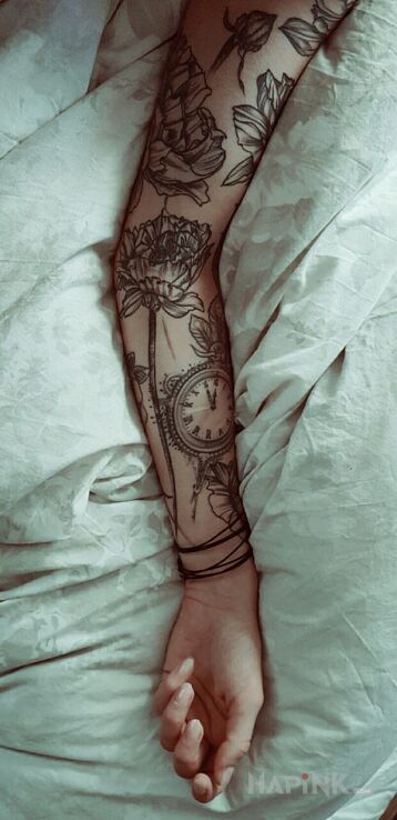 Tattoo Szare tatuaże in black and gray motif and graphic / illustrative style on the forearm