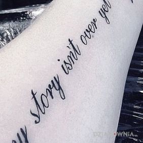Tatuaż To nie koniec historii na przedramieniu motyw: napisy styl: kaligrafia