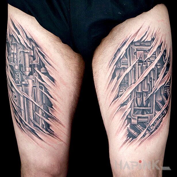 Tattoo Mechaniczne uda in black and gray motif and biomechanics style on the leg