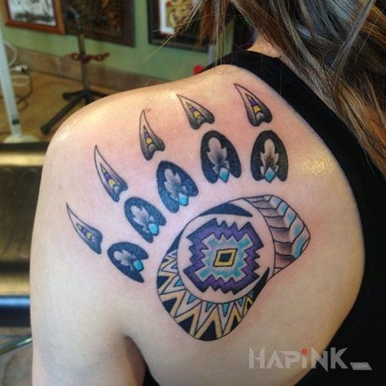 Tattoo Łapa niedźwiedzia in Indian motif and graphic / illustrative style on the shoulder blades