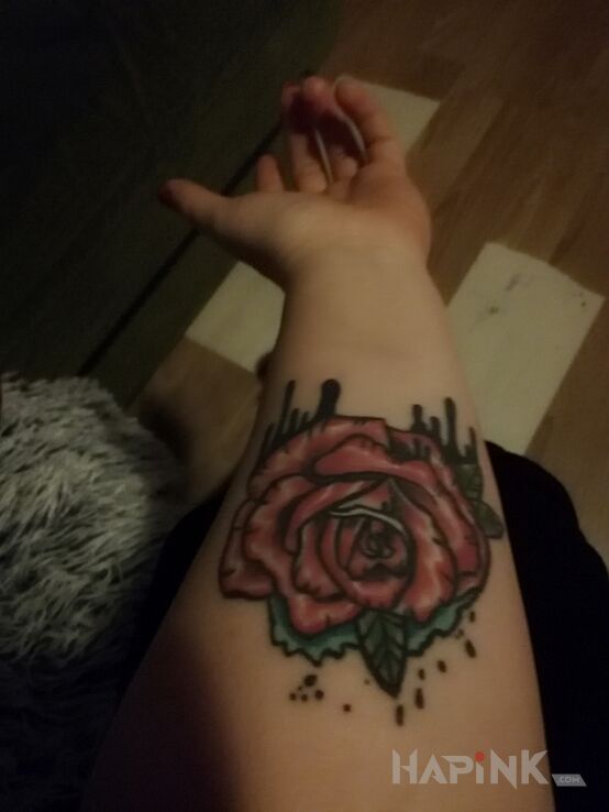 Tattoo Róża in colorful motif and graphic / illustrative style on the forearm