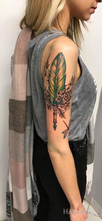 Tattoo Pisarskie pióro in colorful motif and graphic / illustrative style on the upper arm