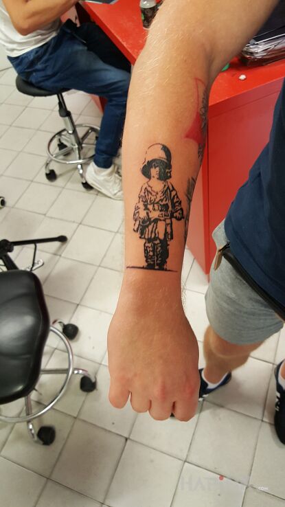 Tattoo Mały powstaniec in patriotic motif and graphic / illustrative style on the forearm