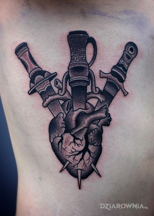 Tatuaż przebite serce w motywie pozostałe na żebrach
