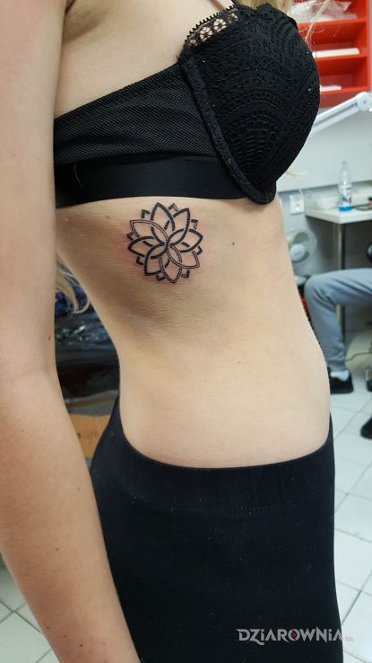 Tatuaż geometryczny kwiat w motywie kwiaty i stylu geometryczne na żebrach