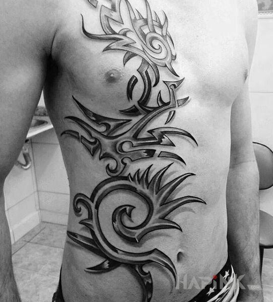 Tattoo Duży tribal in black and gray motif and tribal style on the ribs