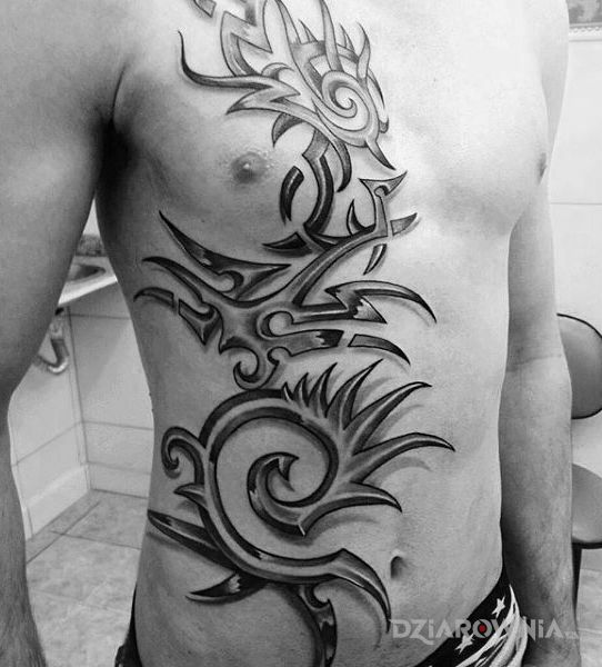 Tatuaż duży tribal w motywie pozostałe i stylu tribale na brzuchu