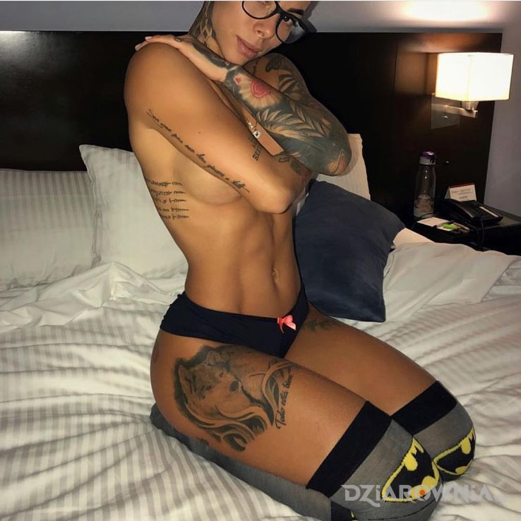 Tatuaż batwoman w motywie seksowne i stylu realistyczne na żebrach