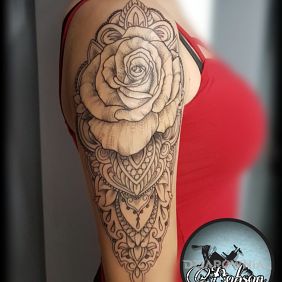 Tatuaż Róża w mandali na ramieniu motyw: ornamenty styl: graficzne / ilustracyjne