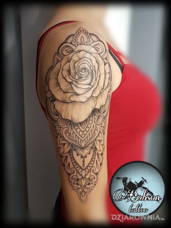 Tatuaż róża w mandali w motywie czarno-szare i stylu graficzne / ilustracyjne na ramieniu