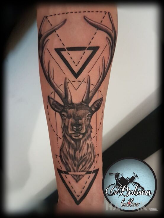 Tattoo Jeleń w geometrii in animals motif and graphic / illustrative style on the forearm