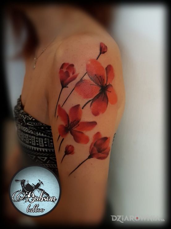 Tatuaż kwiaty bez tła w motywie kwiaty i stylu realistyczne na ramieniu