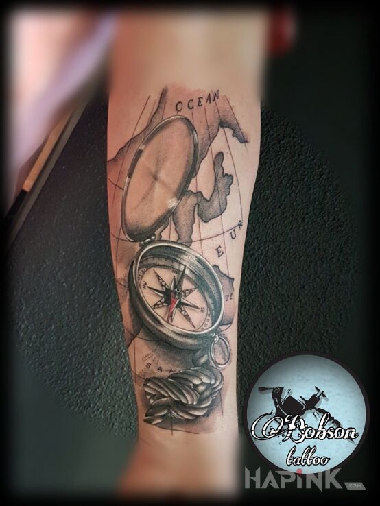 Tattoo Kompas z mapą in 3D motif and realistic style on the forearm