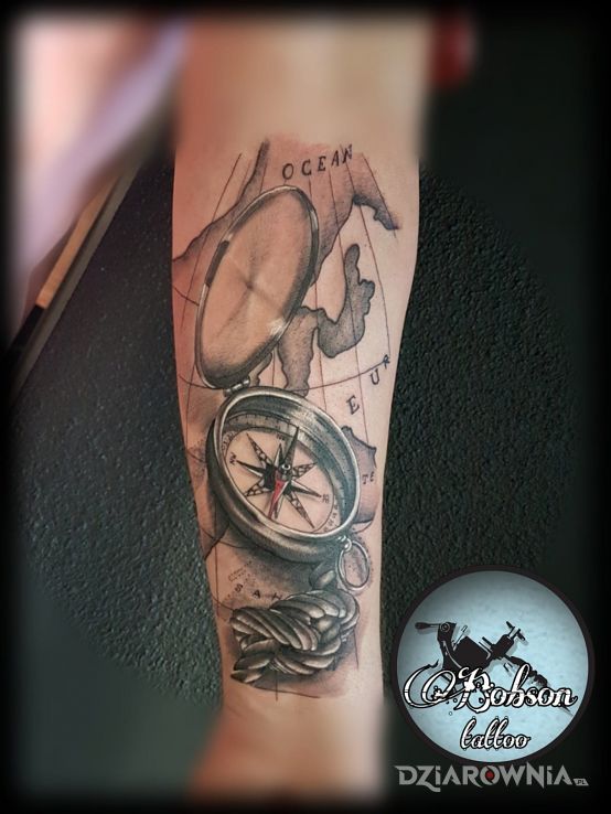 Tatuaż kompas z mapą w motywie przedmioty i stylu realistyczne na przedramieniu
