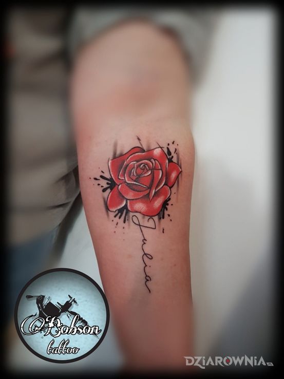 Tatuaż róża z imieniem w motywie napisy na przedramieniu
