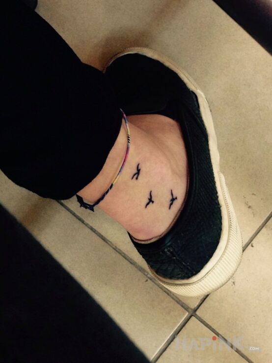 Tattoo Male ptaszki in animals motif and minimalistic style on the leg