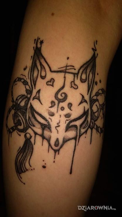 Tatuaż kitsune w motywie czarno-szare i stylu graficzne / ilustracyjne na łydce