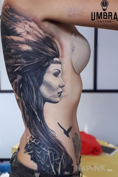 Tattoo Trochę klimatu Indian w kobiecym wydaniu. in Indian motif and realistic style on the ribs