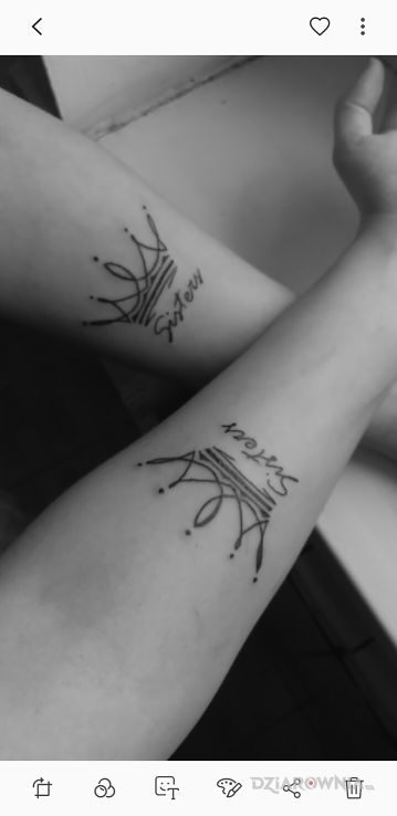 Tatuaż siostra w motywie miłosne na nadgarstku