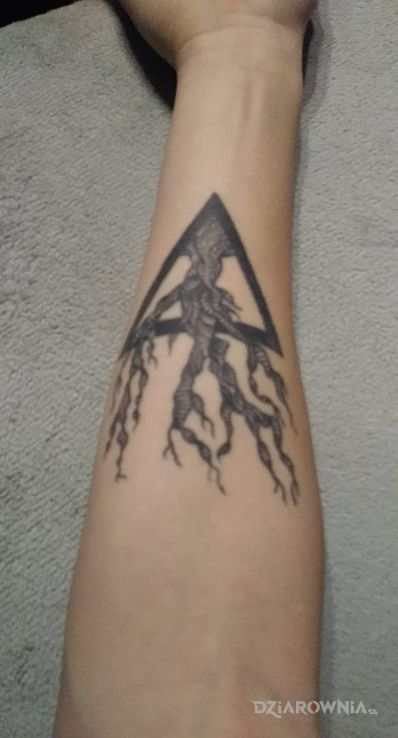 Tatuaż 1 drzewkoo w motywie pozostałe i stylu graficzne / ilustracyjne na przedramieniu