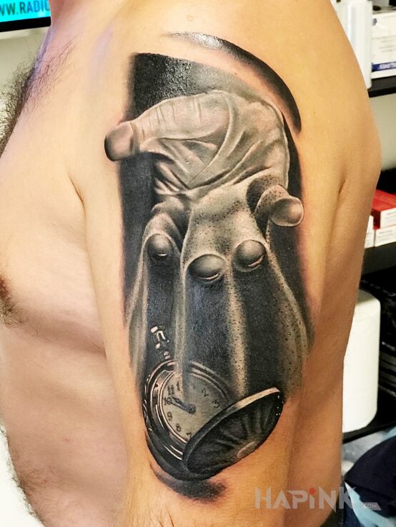 Tattoo Czas ucieka in objects motif and realistic style on the upper arm