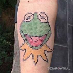 Tatuaż Kermit  na przedramieniu motyw: postacie