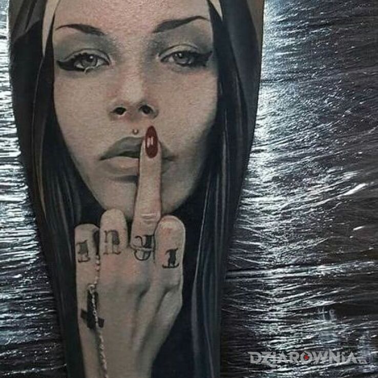 Tatuaż Bad nun w motywie twarze i stylu realistyczne na łydce