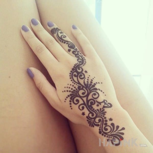 Tattoo Kobiece wzorki in black and gray motif on the hand