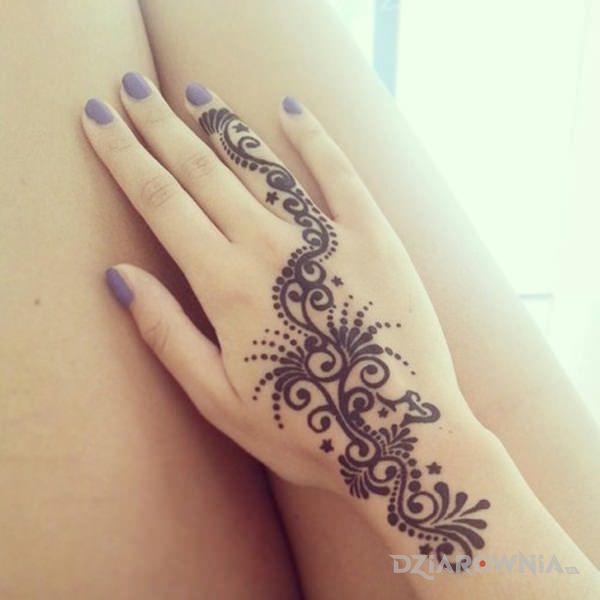Tatuaż kobiece wzorki w motywie ornamenty na palcach