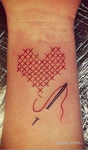 Tatuaż haftowane serce w motywie pozostałe na przedramieniu