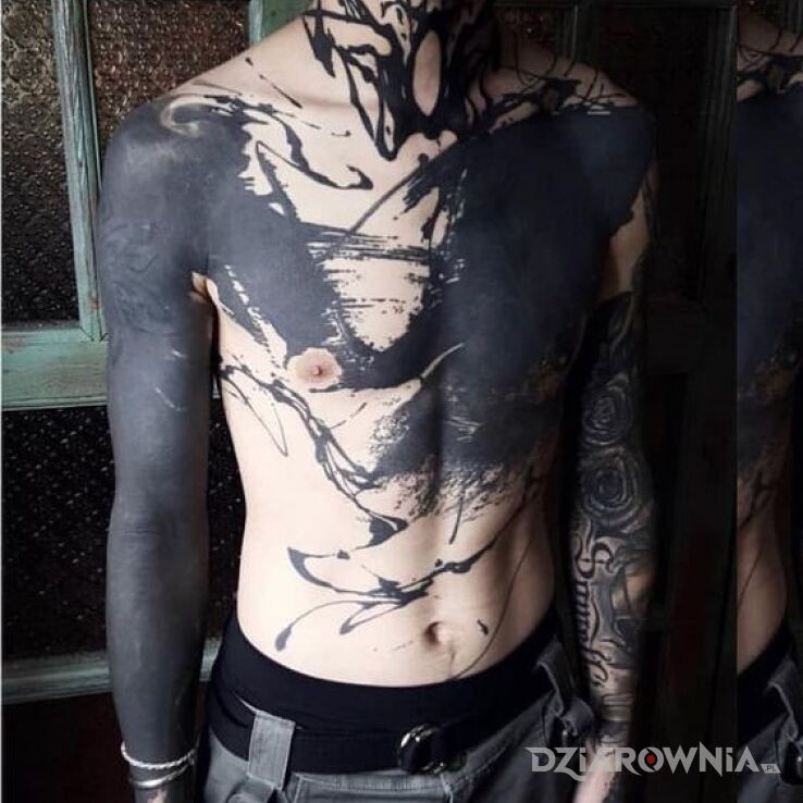 Tatuaż Pomazaniec w motywie czarno-szare i stylu blackwork / blackout na szyi