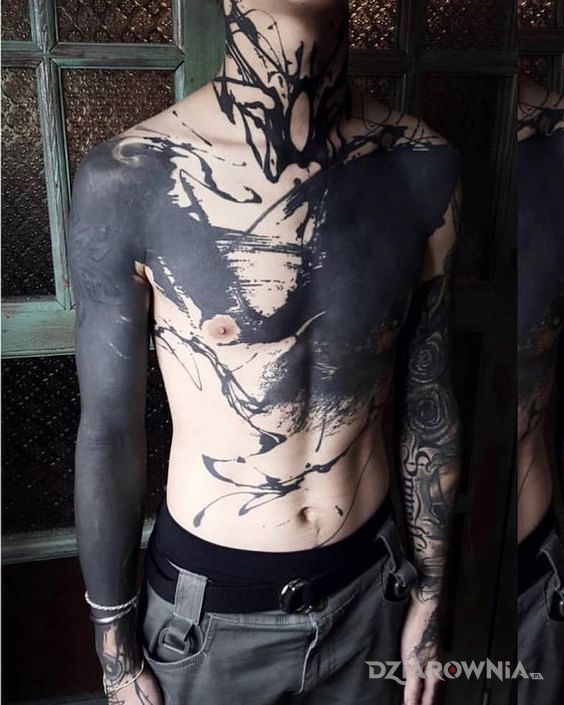 Tatuaż pomazaniec w motywie rękawy i stylu blackwork / blackout na szyi