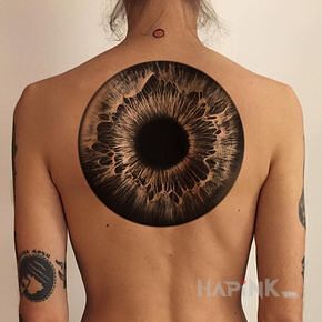 Tattoo Źrenica in anatomical motif and realistic style on the back