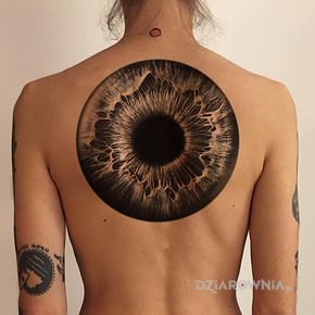 Tatuaż źrenica w motywie czarno-szare i stylu realistyczne na plecach