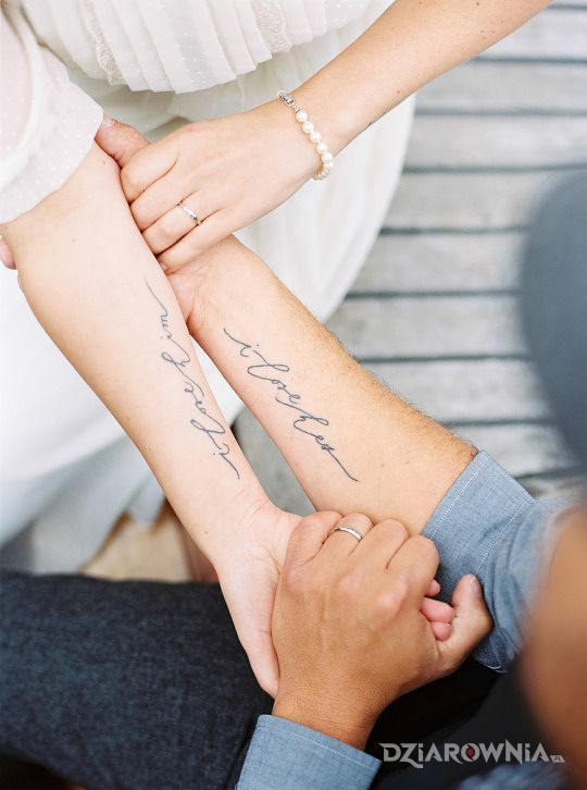 Tatuaż miłostki w motywie napisy i stylu kaligrafia na przedramieniu