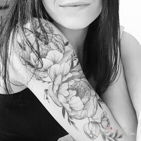 Tattoo Flowers on the upper arm motif: flowers style: graphic / illustrative