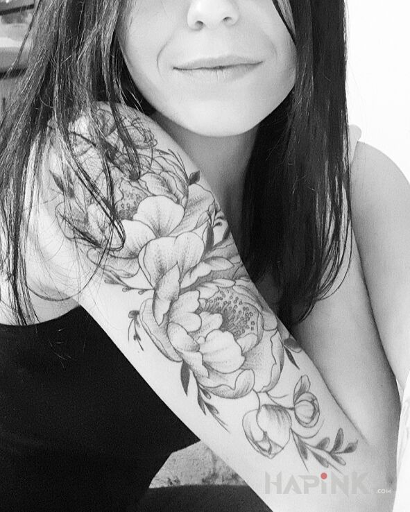 Tattoo Kwiaty in flowers motif and graphic / illustrative style on the upper arm