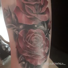 Tatuaż Różyczki na przedramieniu motyw: 3D styl: realistyczne