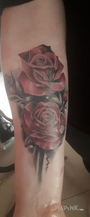 Tattoo Różyczki in flowers motif and realistic style on the forearm