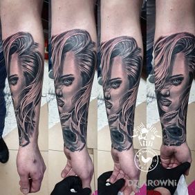 Tatuaż LA Lolita na przedramieniu motyw: twarze styl: realistyczne