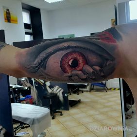 Tatuaż Okooo? na ramieniu motyw: kolorowe styl: realistyczne