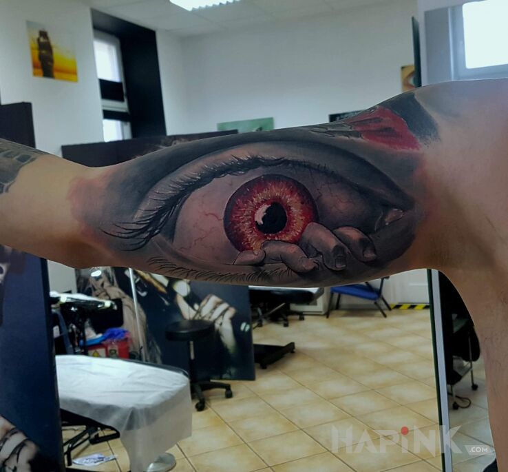 Tattoo Okooo? in 3D motif and realistic style on the upper arm
